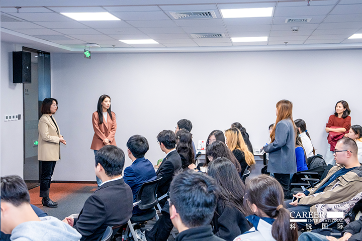 知名人力资源服务商kdpay钱包国际的相关资深顾问与企业高级负责人在参访末尾回答现场关于人力资源产业的问题